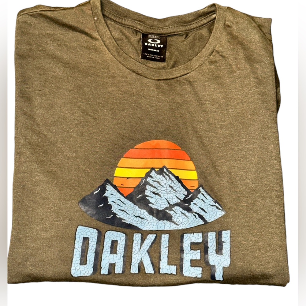 Oakley XS green tee ⛰️ mountain design